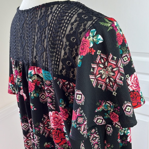 C Floral Blouse with Lace Detailing - Picture 8 of 11